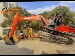 Оранжевый экскаватор на колесах DX225LC Doosan Backhoe